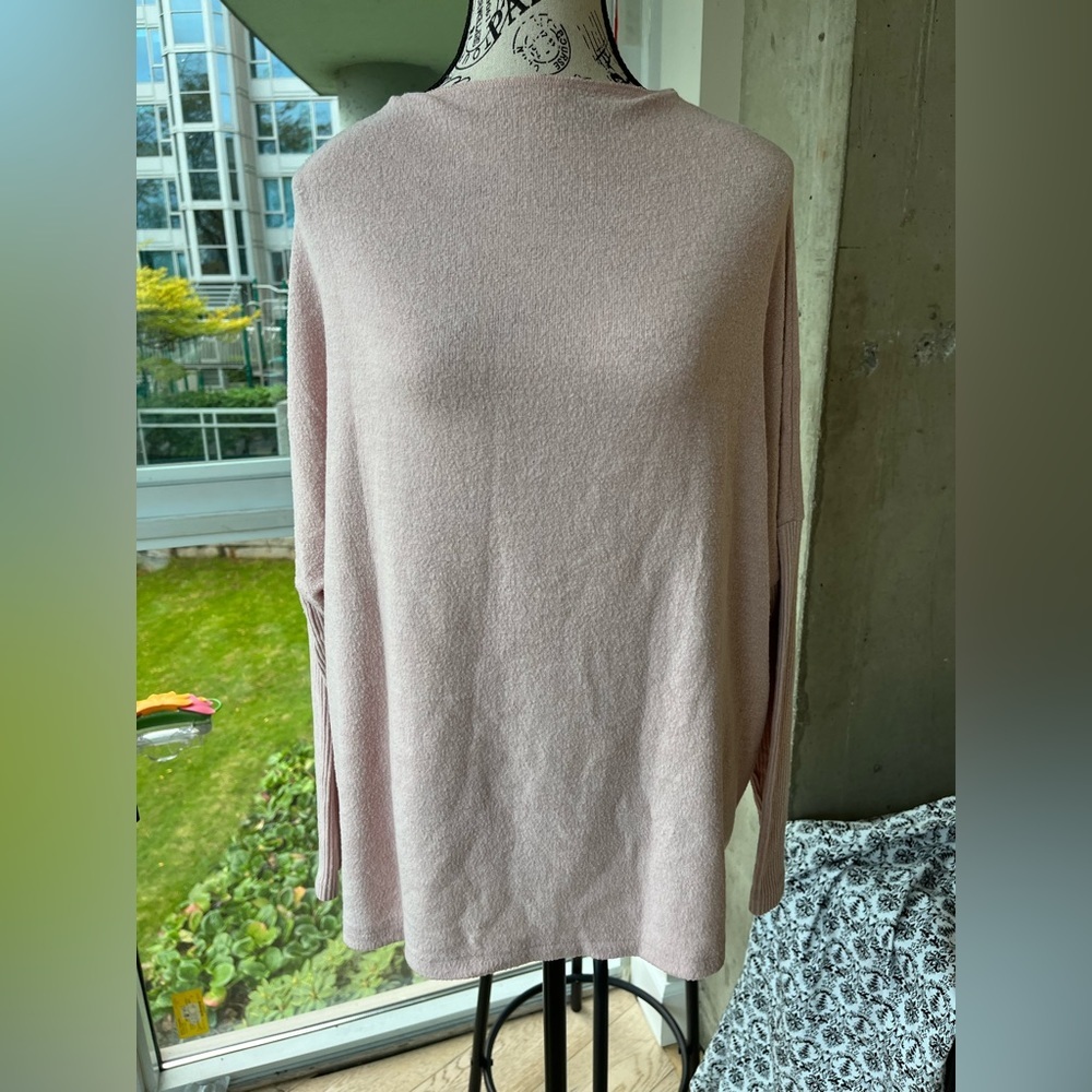 Pale pink H&M mock neck sweater with ribbed sleeves, size large (372)